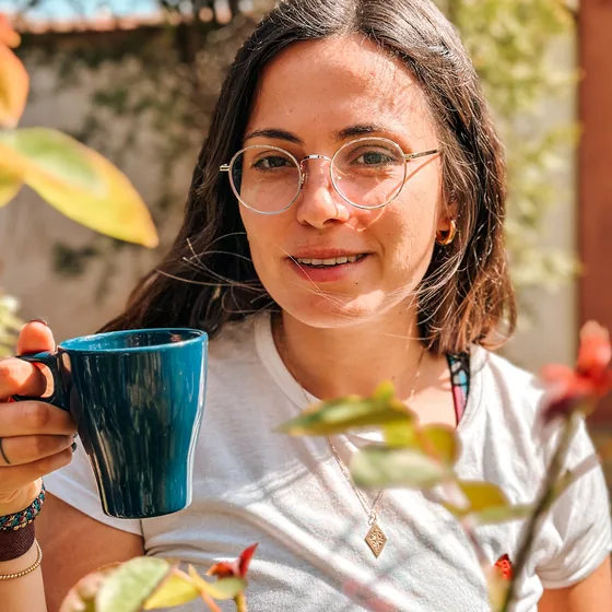 Aleks mit einer blauen Tasse im Garten