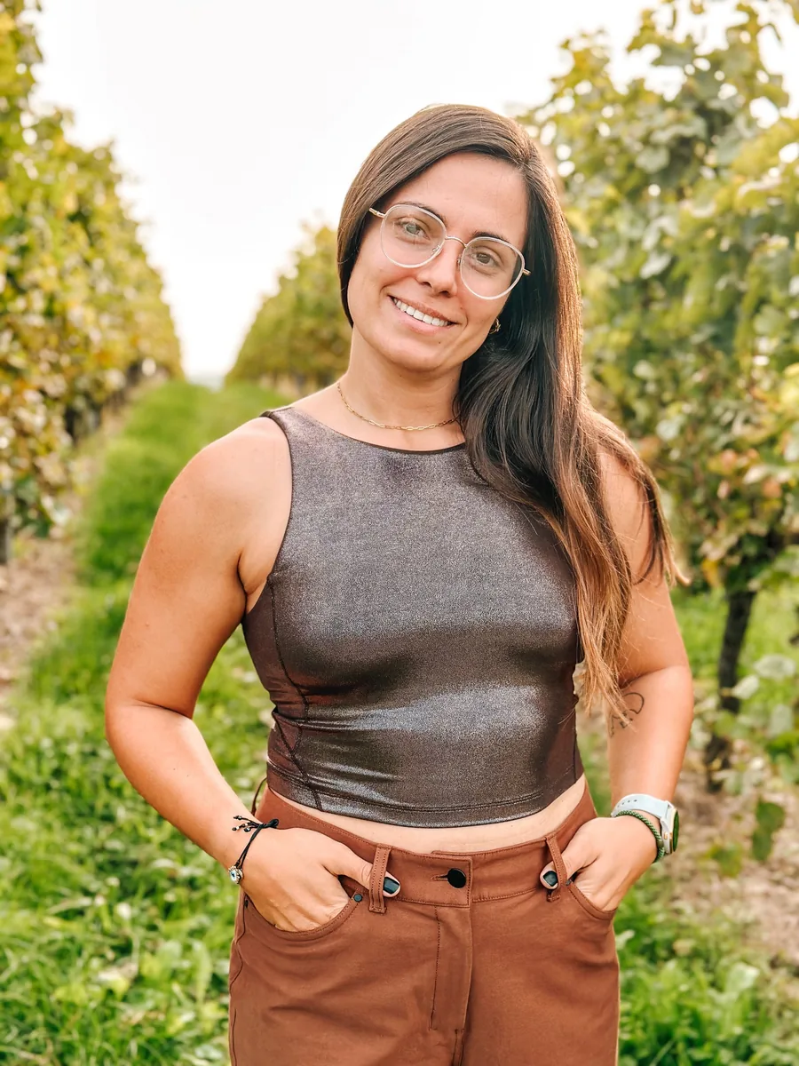 Aleks lächelt im Weinberg