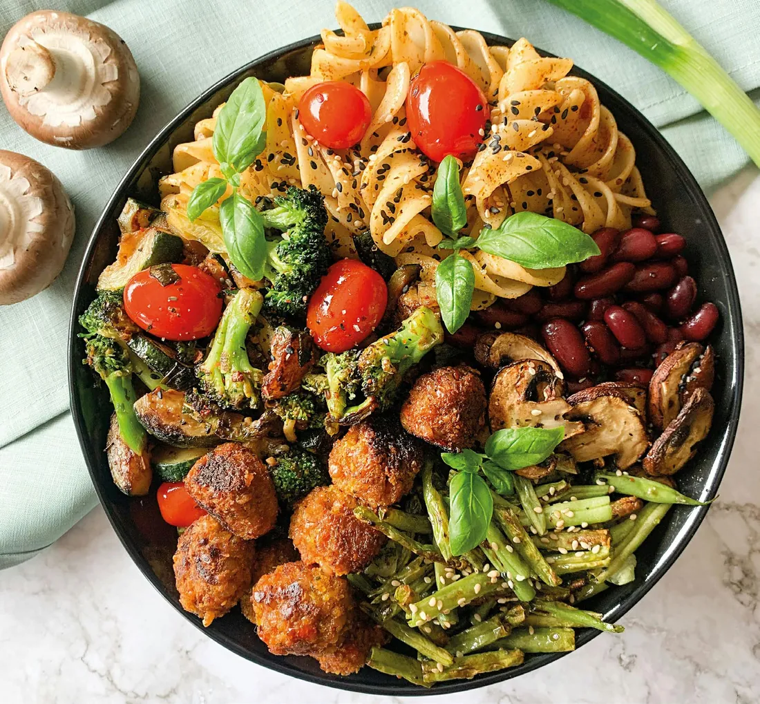 Bunte Bowl mit Pasta, Gemüse und Bohnen