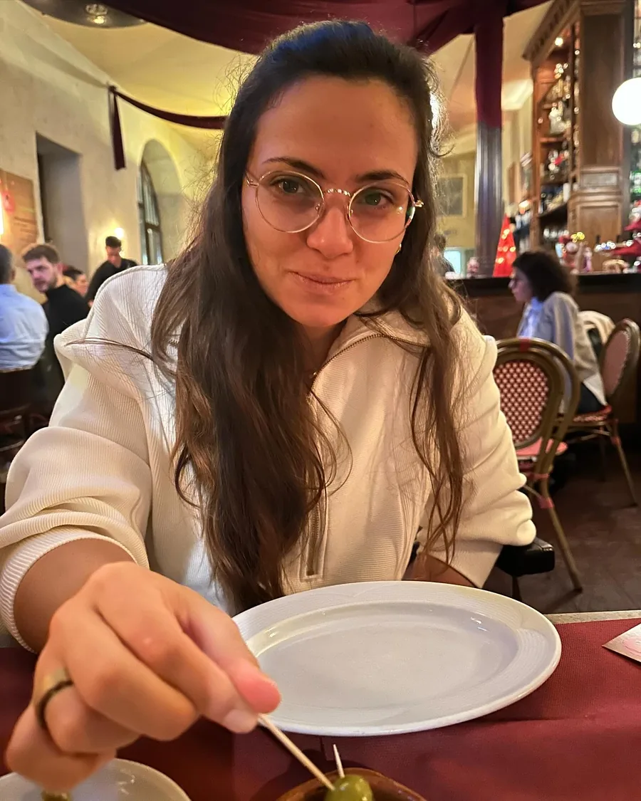 Aleks im Restaurant mit einer Olive auf dem Zahnstocher